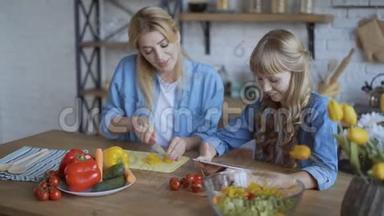 妈妈和女儿一起在厨房做饭，看着网上的<strong>菜谱</strong>，手机平板电脑4K